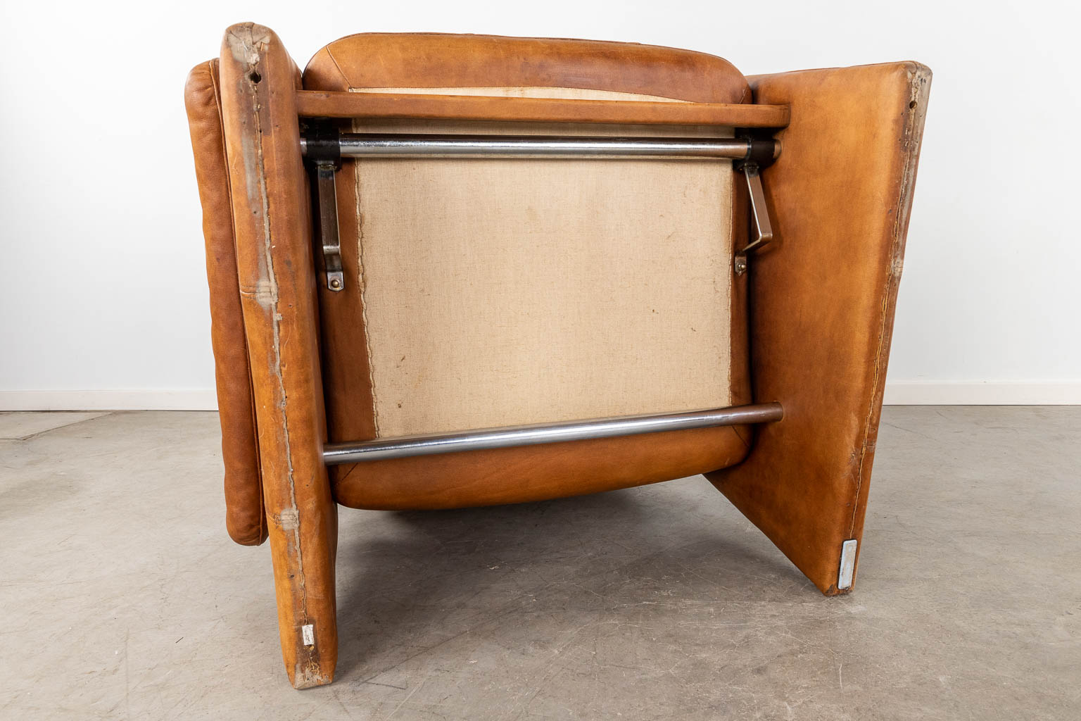 Een mid-century lounge zetel met bijhorende ottoman, leder. (D:86 x W:90 x H:96 cm)