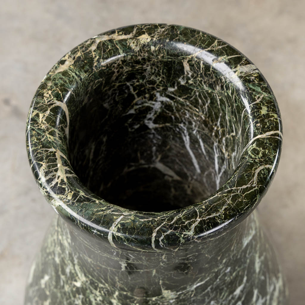 Een uitzonderlijke grote vaas, gesculpteerde marmer. (W:34 x H:74 cm)