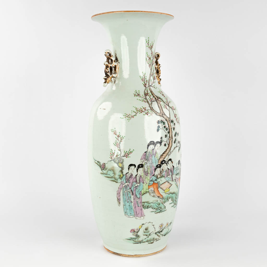 Een Chinese vaas met decor van 8 dames. 19de/20ste eeuw. (H: 57 x D: 22 cm)