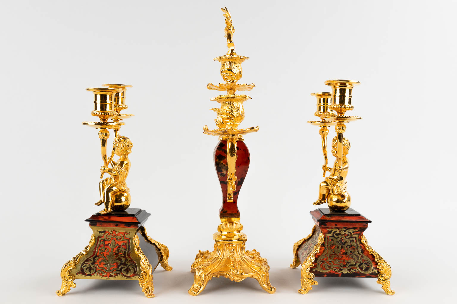 Drie tafelkandelaars, verguld brons en Boulle, schildpad en koper inlegwerk. Napoleon 3, 19de eeuw. (D:12 x W:26 x H:39 cm)