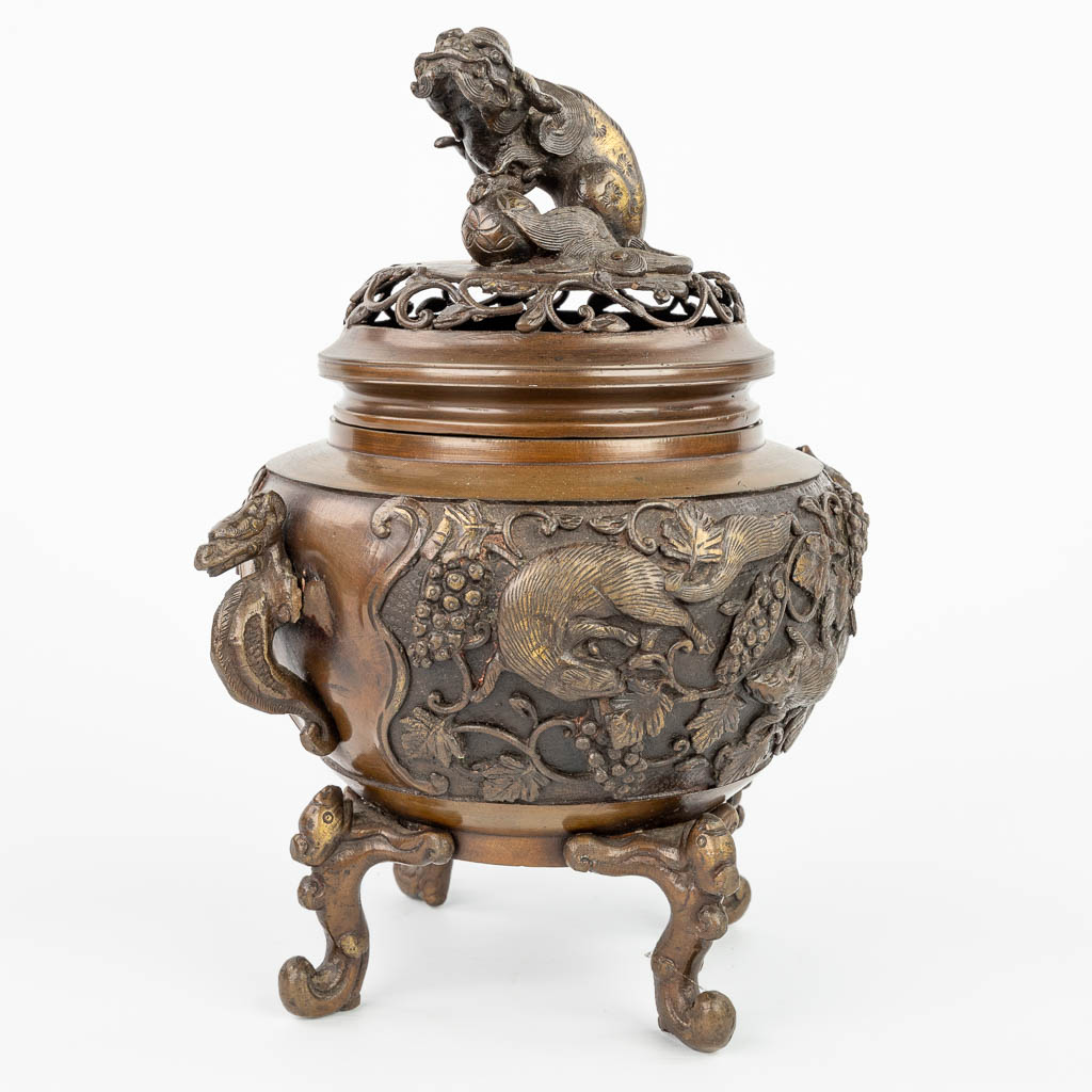 An Oriental brûle-parfum made of patinated bronze and decorated with figurines. (H:28cm)