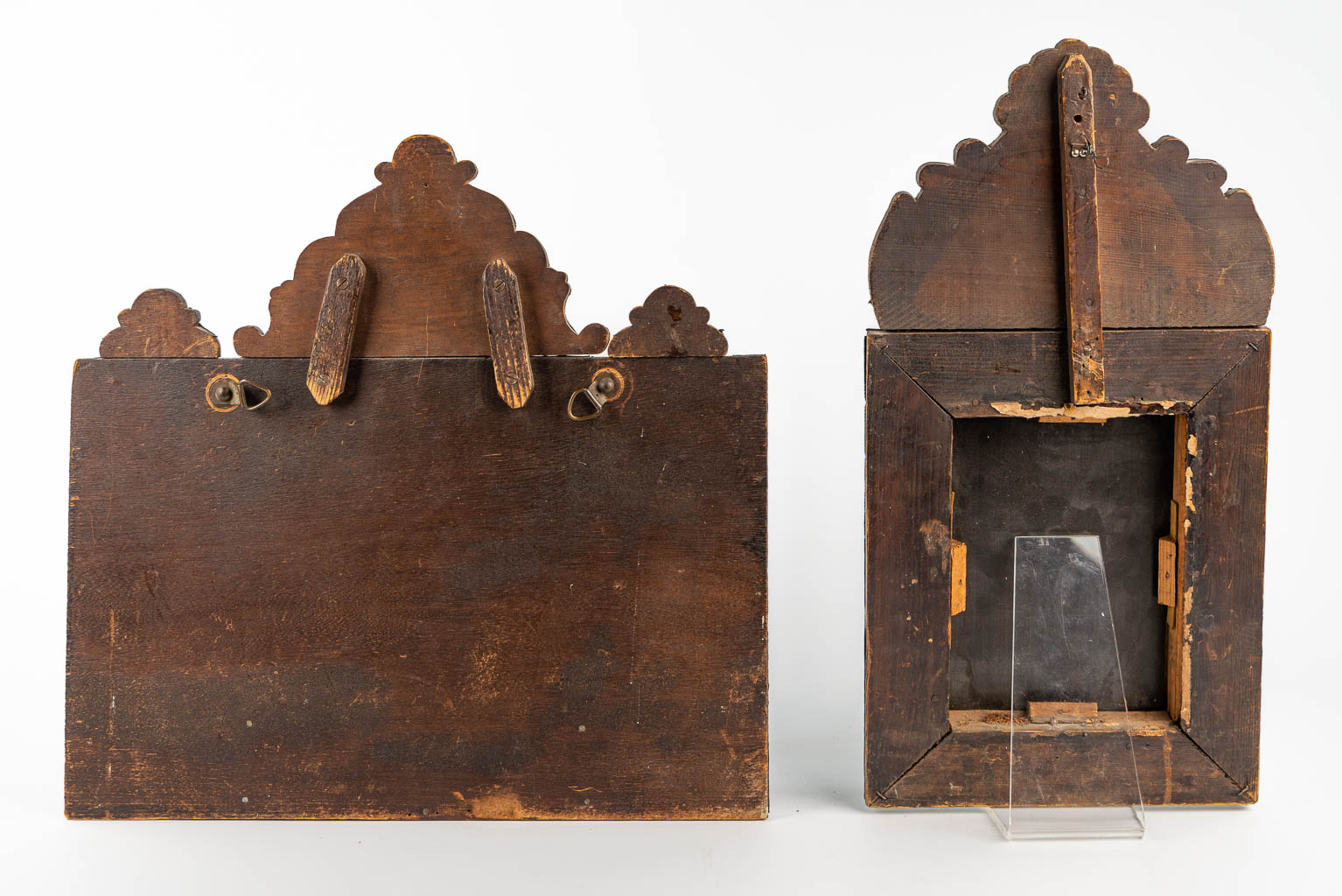Een collectie van 2 spiegels met dinanderie koperbeslag en ingewerkte schoenpoetsset. (H:52cm)