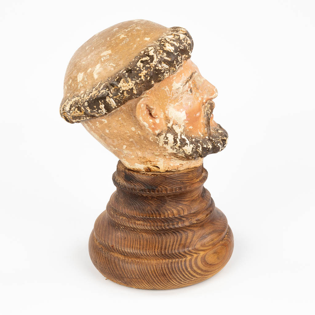 Het hoofd van een heilige, waarschijnlijk Antonius. Gesculpteerd hout met originele polychromie. (12,5cm)