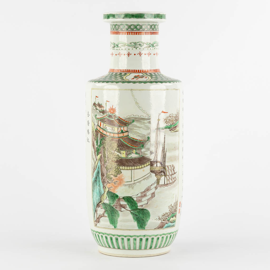 Een Chinese Famille Verte 'Roulleau' vaas, decor met kalligrafie en landschap. (H:46 x D:19 cm)