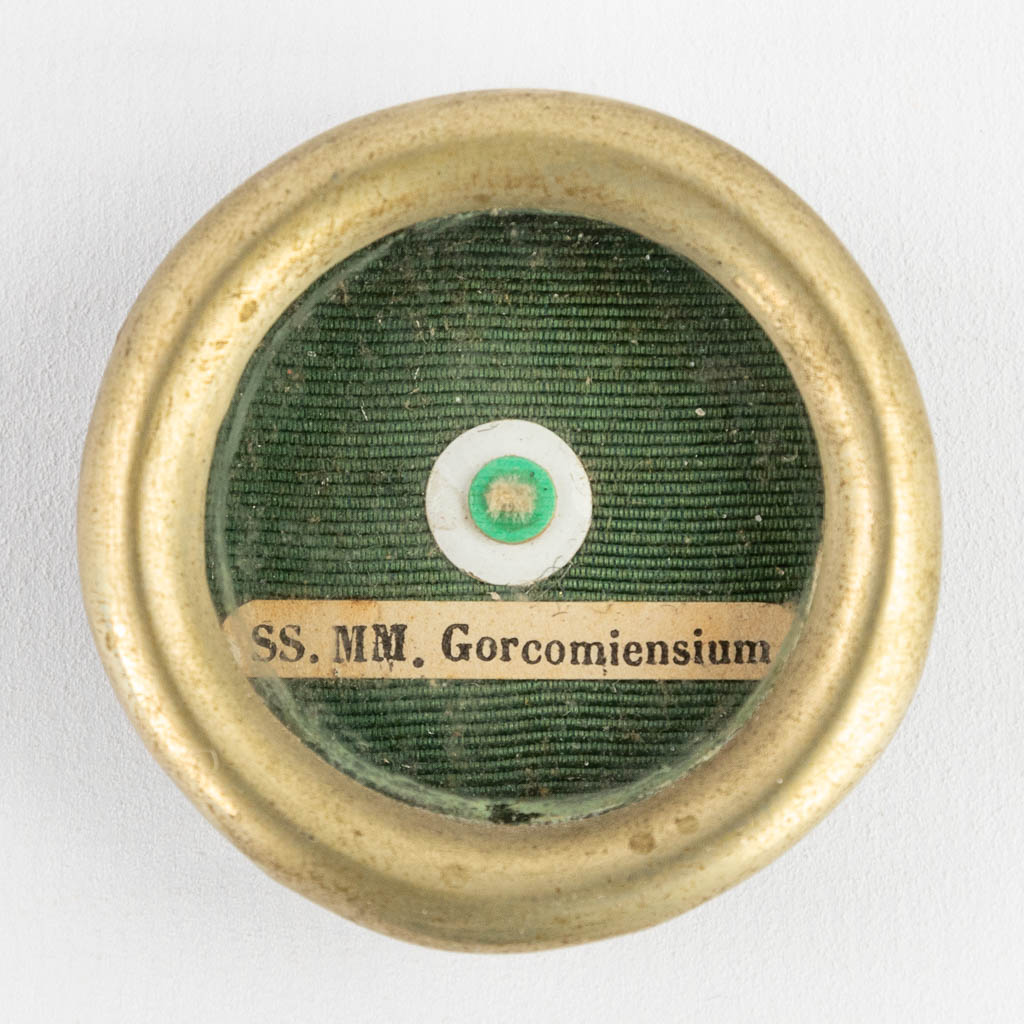 Een verzegelde theca met relikwie: Ex Ossibus SS.M. Gorcomiensium