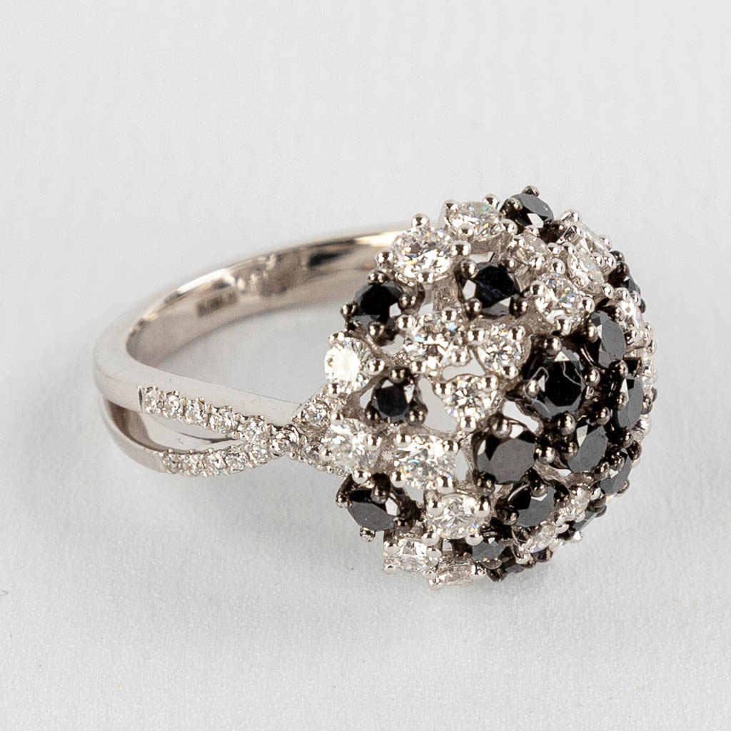Een ring, 18kt wit goud met zwarte diamanten en witte, totaal 1,81ct. Ringmaat 54