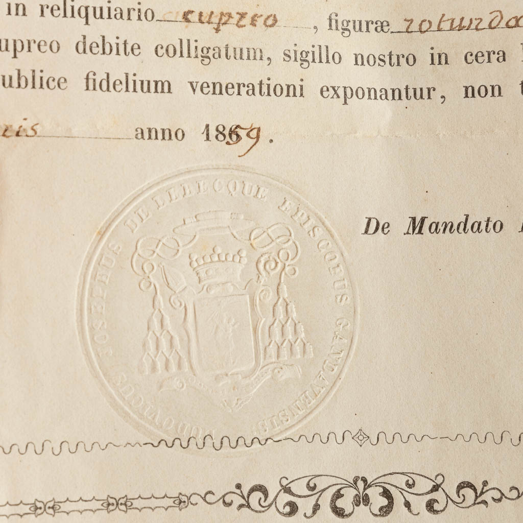 Een verzegelde theca met relikwie: Reliquias de Titulo SS. Crucis Domini Nostri Jesu Christi