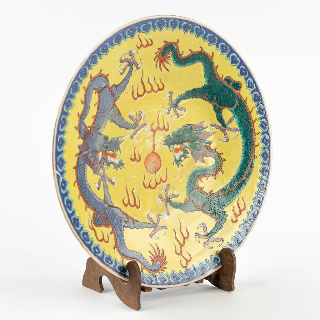 Een Chinees bord met drakendecor, 19de/20ste eeuw. (D:29 cm)