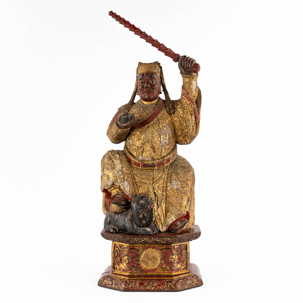 Een antieke Chinese sculptuur van een krijger, vergulde en polychrome houtsculptuur. 18de/19de eeuw. (D:20 x W:29 x H:77 cm)