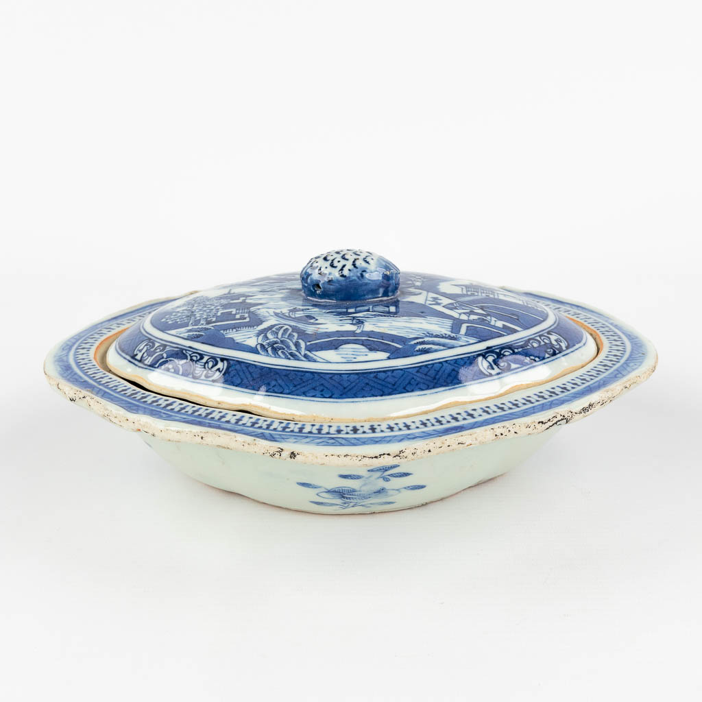  A Chinese bowl with a lid and blue-white landscape decor. 19th C. 