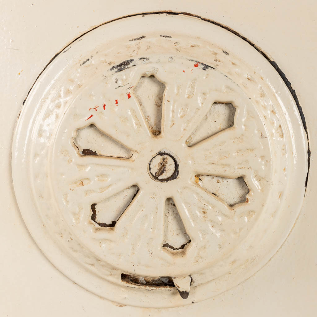 Een antieke bordenwarmers kast gemaakt uit metaal. (H:105cm)