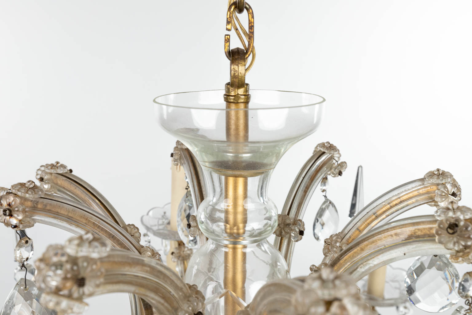 Een collectie van 2 luchters Marie Thérèse gemaakt uit glas. (H:45cm)