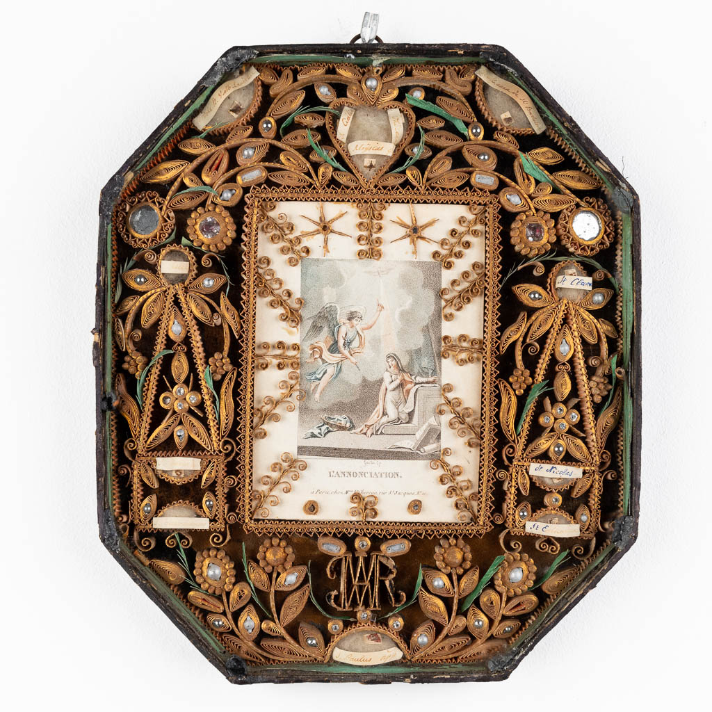 Een antiek reliquarium 'L'annunciation', afgewerkt met gefacetteerd glas en was. (W:25 x H:29 cm)
