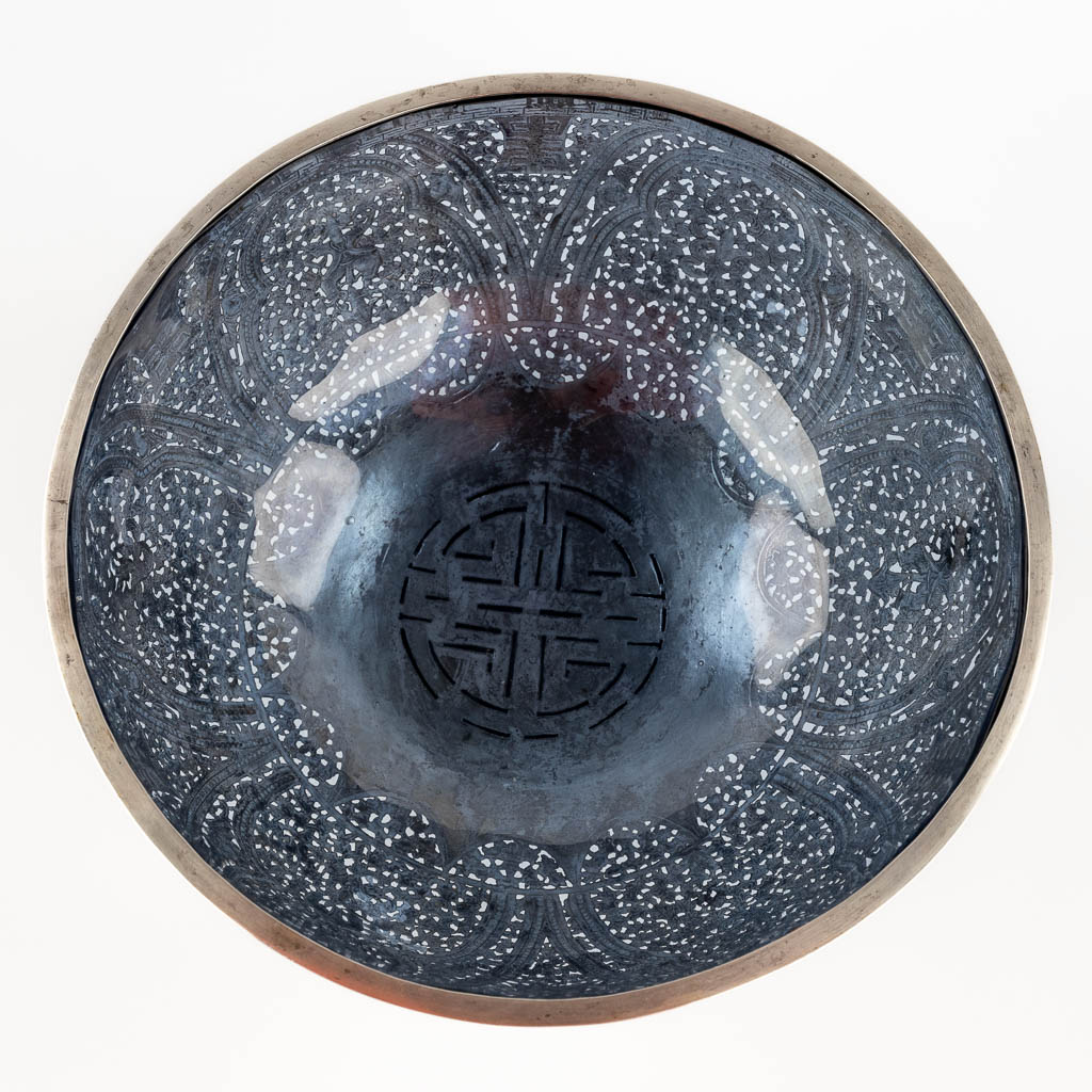 Een Chinese schaal, zilver met blauw glas, decor met figuren vleermuizen en lotus bloemen. 320g (H:10 x D:22,5 cm)