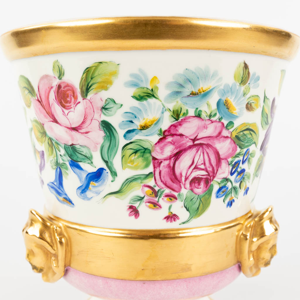 Een grote cache-pot, porselein met handgeschilderd bloemendecor. Atelier d