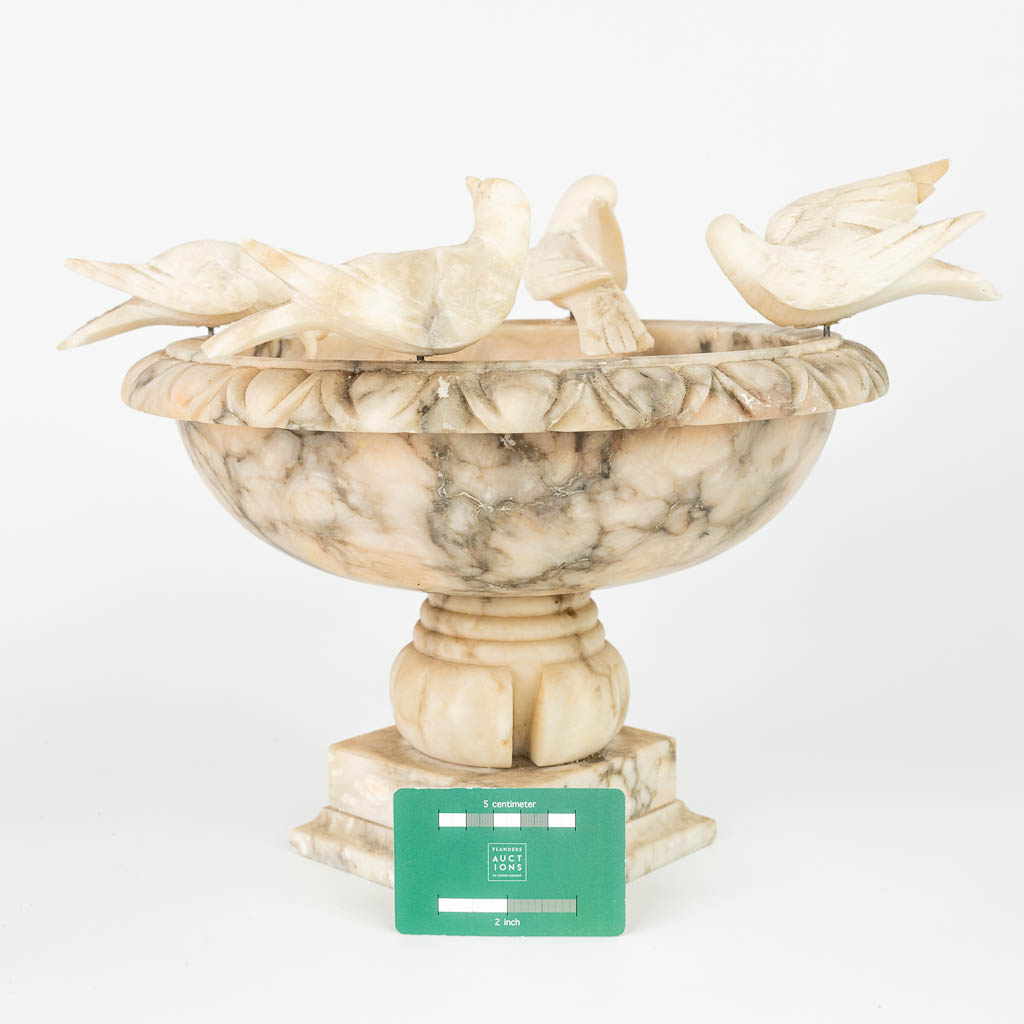 Een schaal gemaakt uit albast met figuren van vogels. (H:29cm)