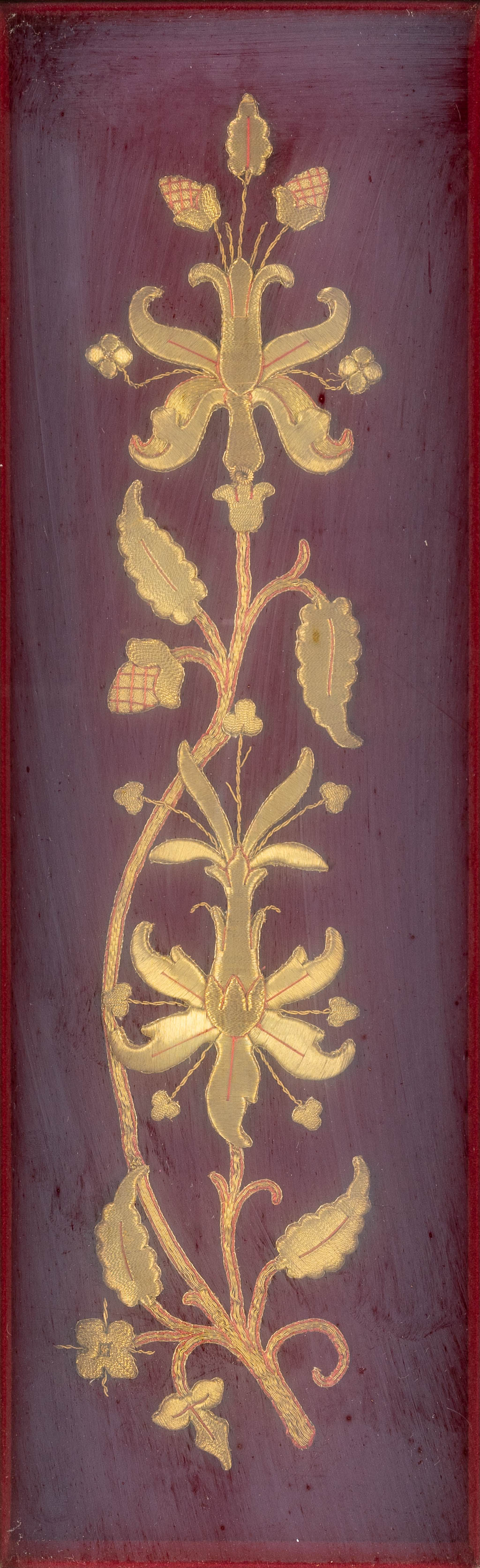 Een antiek borduurwerk gemaakt uit gouddraad. Eerste helft 20ste eeuw. (H:60cm)