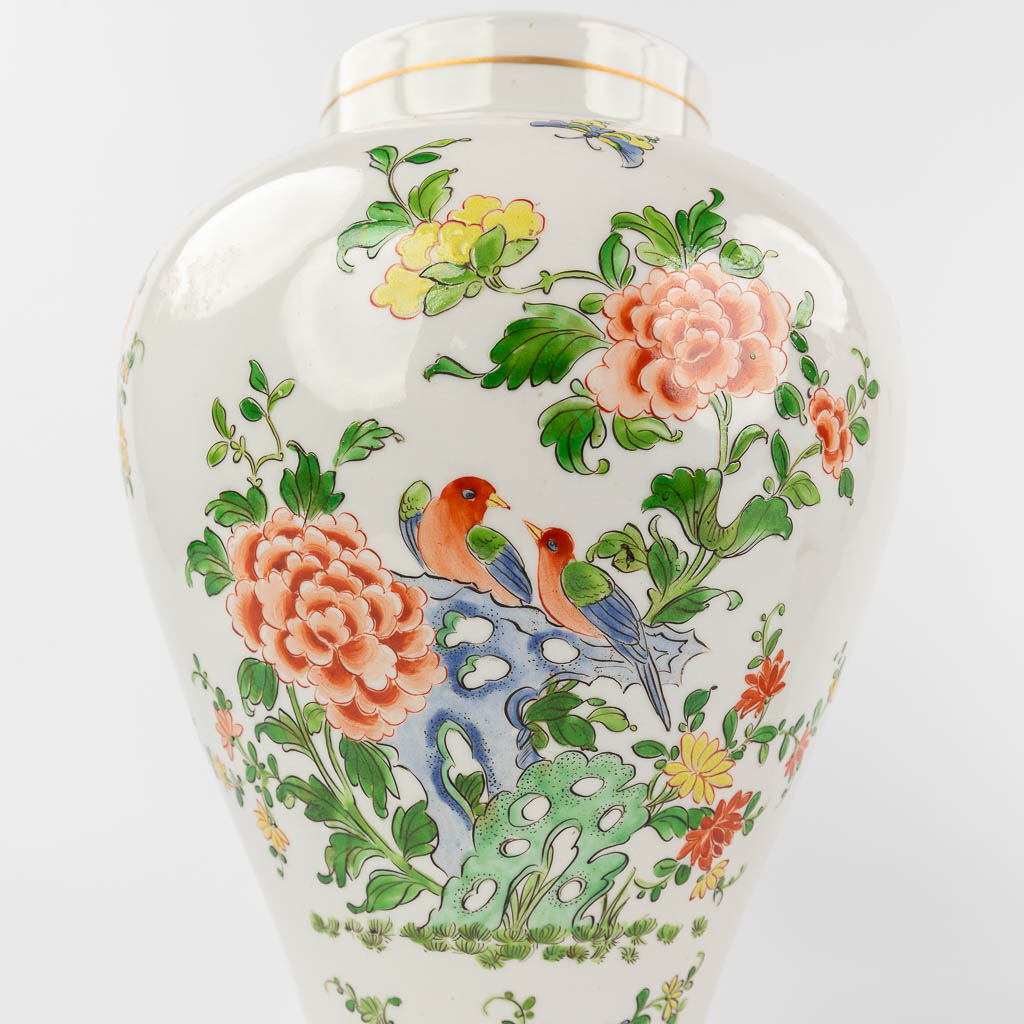 Een paar vazen in Chinese stijl, met handgeschilderd bloemendecor. Waarschijnlijk Samson, Frankrijk. (H: 41 x D: 19 cm)