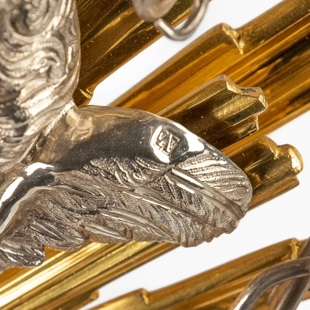Een grote stralenmonstrans, zilver afgewerkt met engelen, korenaren en druivenranken. België, 19de eeuw. (D:20 x W:30 x H:62,5 