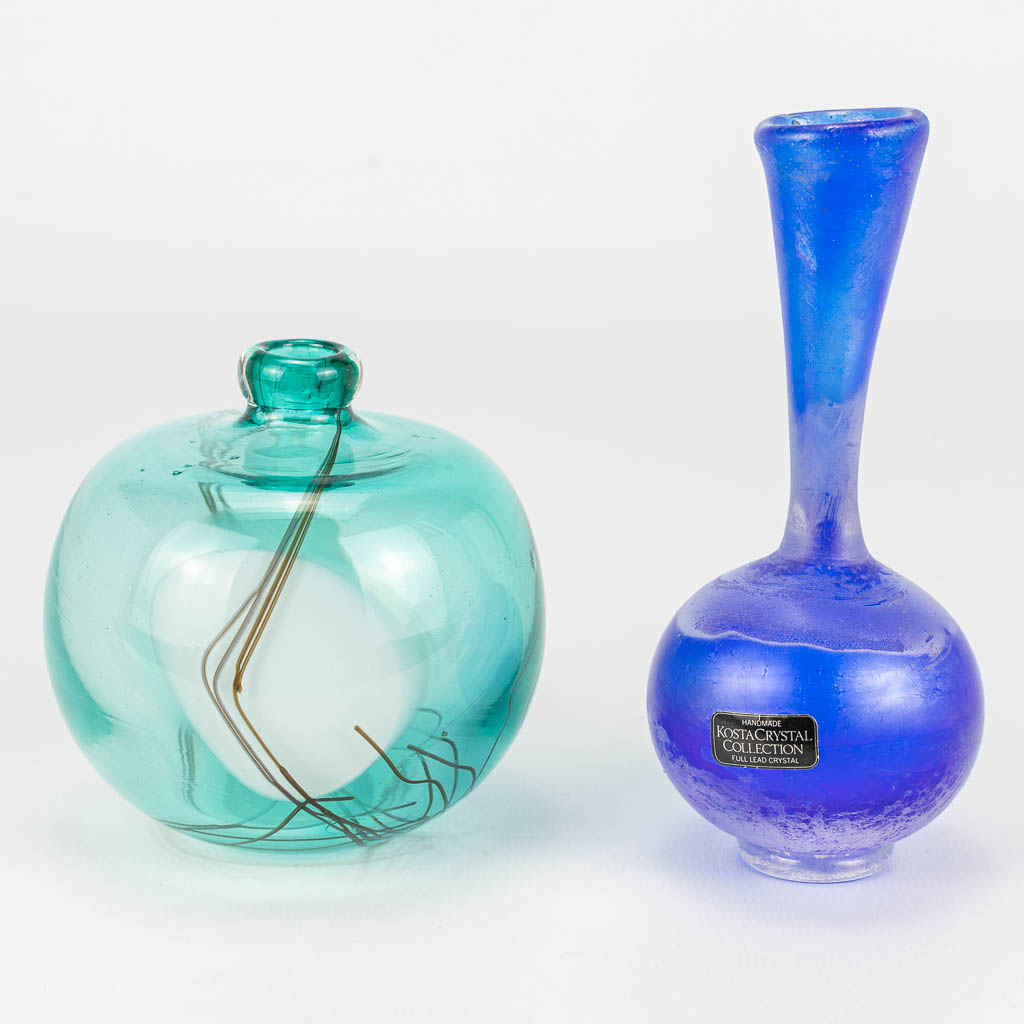 Een collectie van 2 vazen gemaakt uit kristal waarvan 1 gesigneerd Kosta Boda, 1 Veronique Lutgen. 