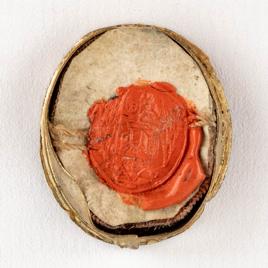 A sealed Theca with a relic and document: Ex Veste Alphonsi De Ligonis Episcopus. (W:2,3 x H:2,7 cm)