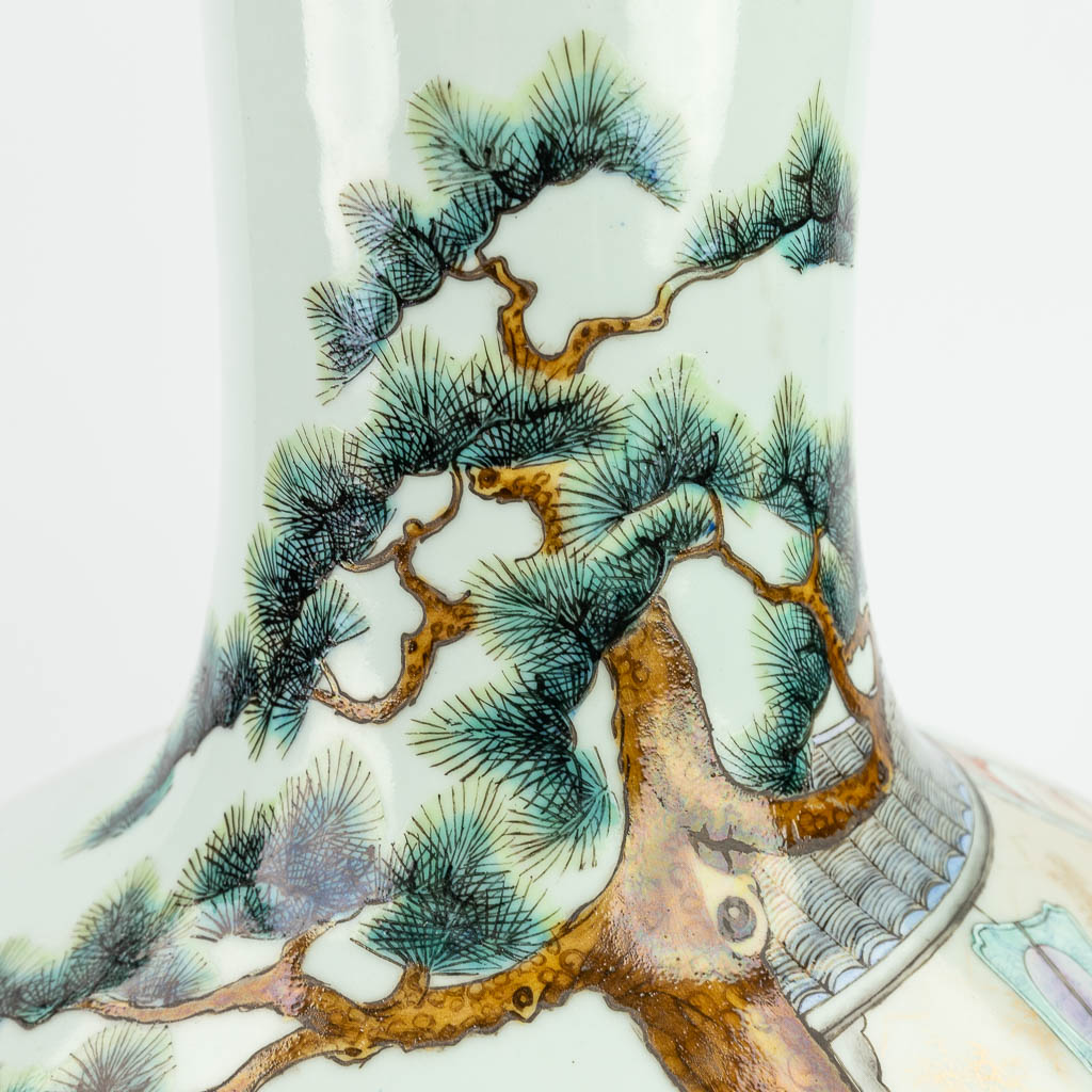 Een Chinese bolvaas gemaakt uit geglazuurd porselein, Gemerkt Qianlong. (57 x 39 cm)
