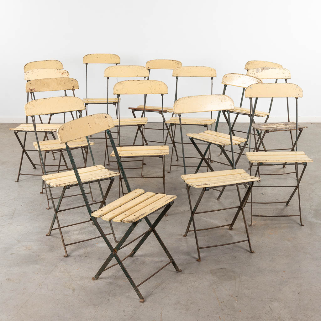 15 café chairs, metal and wood, foldable. (D:46 x W:40 x H:86 cm)