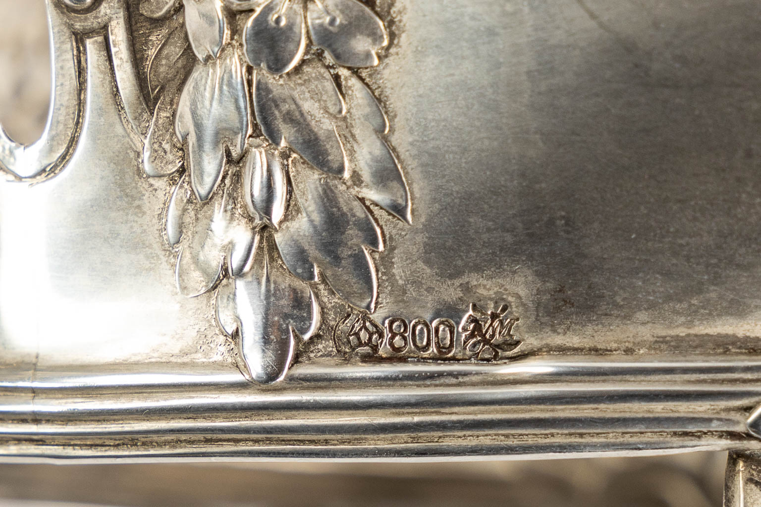Een groot tafel middenstuk, zilver, Duitsland. Bijgevoegd een mand. Circa 1900. (L:38 x W:54 x H:23 cm)
