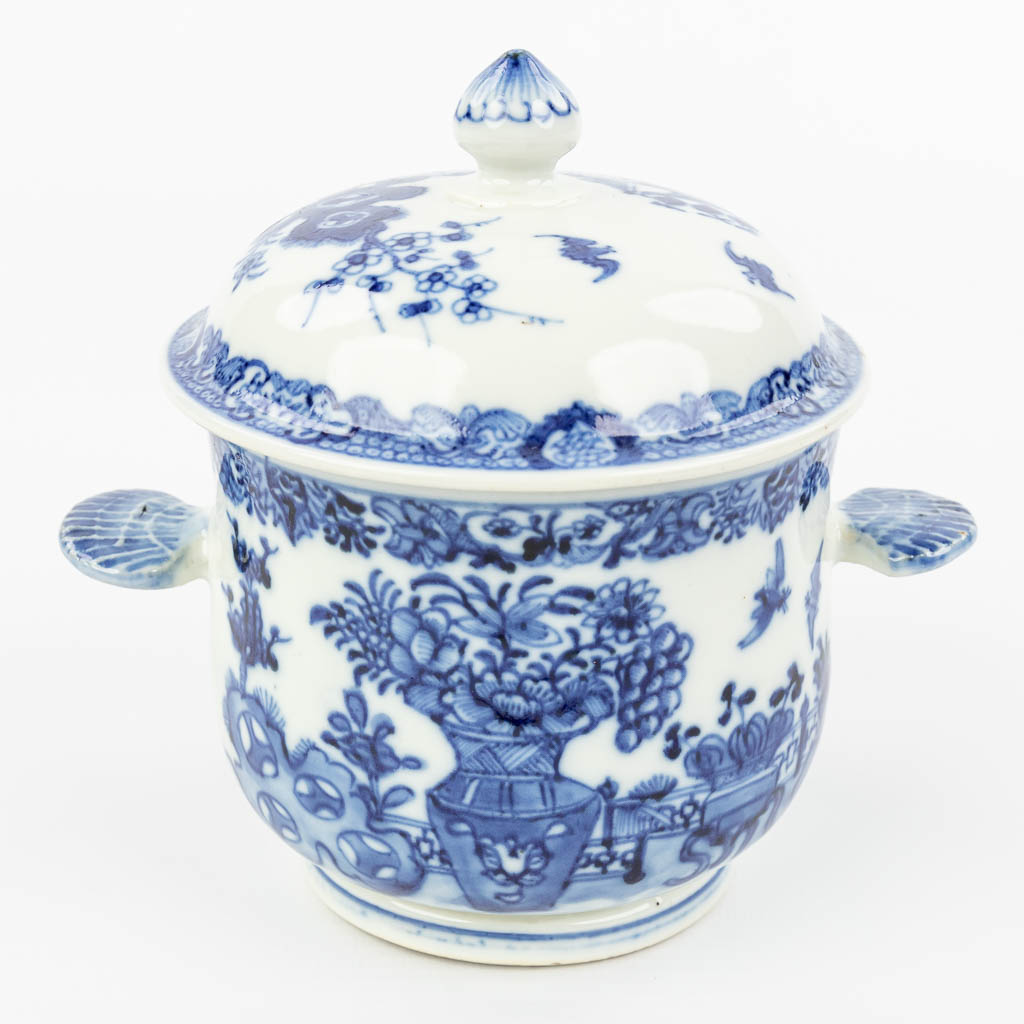 A Chinese jar with lid made of porcelain and decorated with flowers and birds. (H:13,5cm)