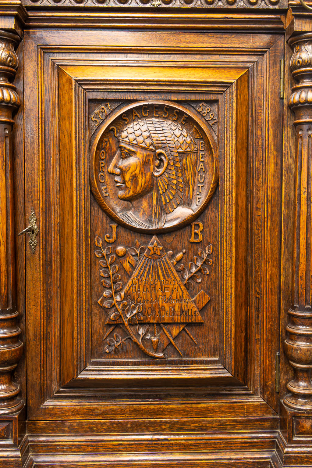 Een uitzonderlijk dressoir gesculpteerde panelen, symbolen van de loge, vrijmetselarij. Gemaakt in Eeklo (H:172,5cm)