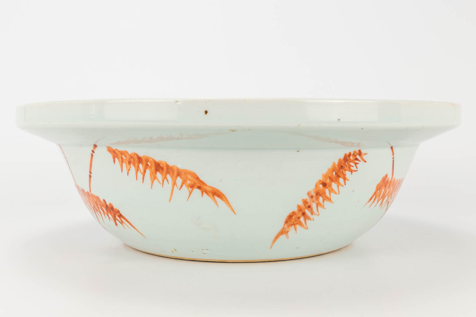 A Chinese bowl made of porcelain and decorated with landscapes. (H:11cm)