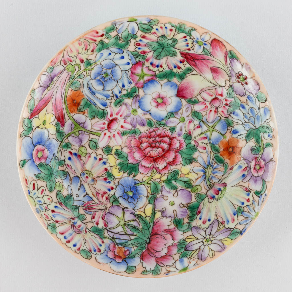 A Chinese plate 'Mille Fleurs', Qianlong mark. 19th/20th C. (D:14,5 cm)