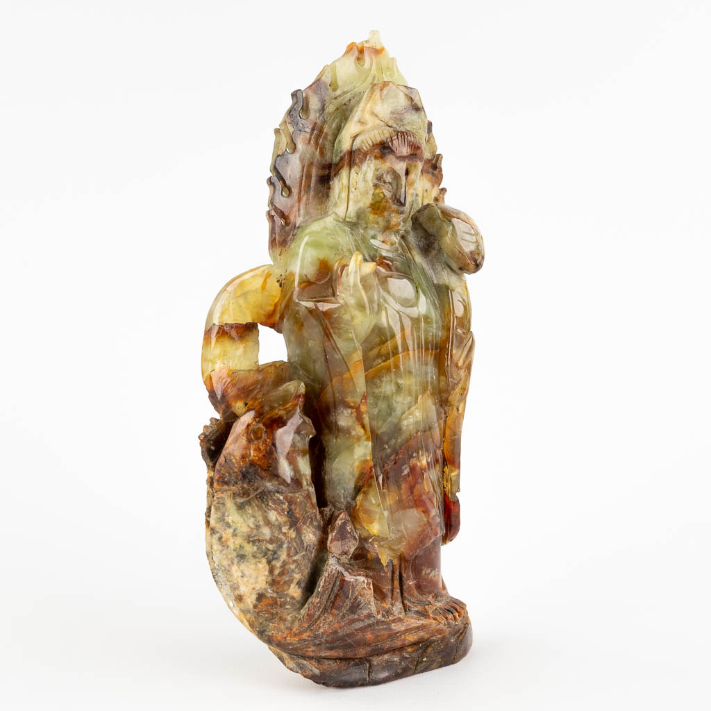 Een Chinese scultpuur van GuanYin, jadeiet, 20ste eeuw. (H:22 cm)