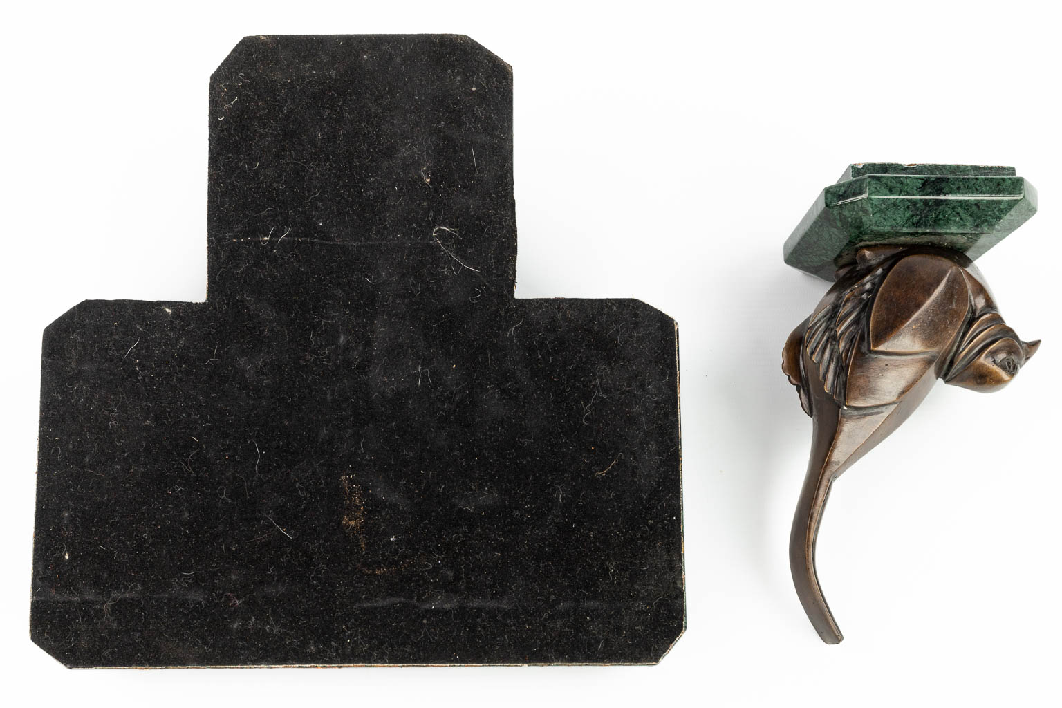 A 'Vide Poche' made of marble with a bird made of bronze in art deco style. (H: 26,5)
