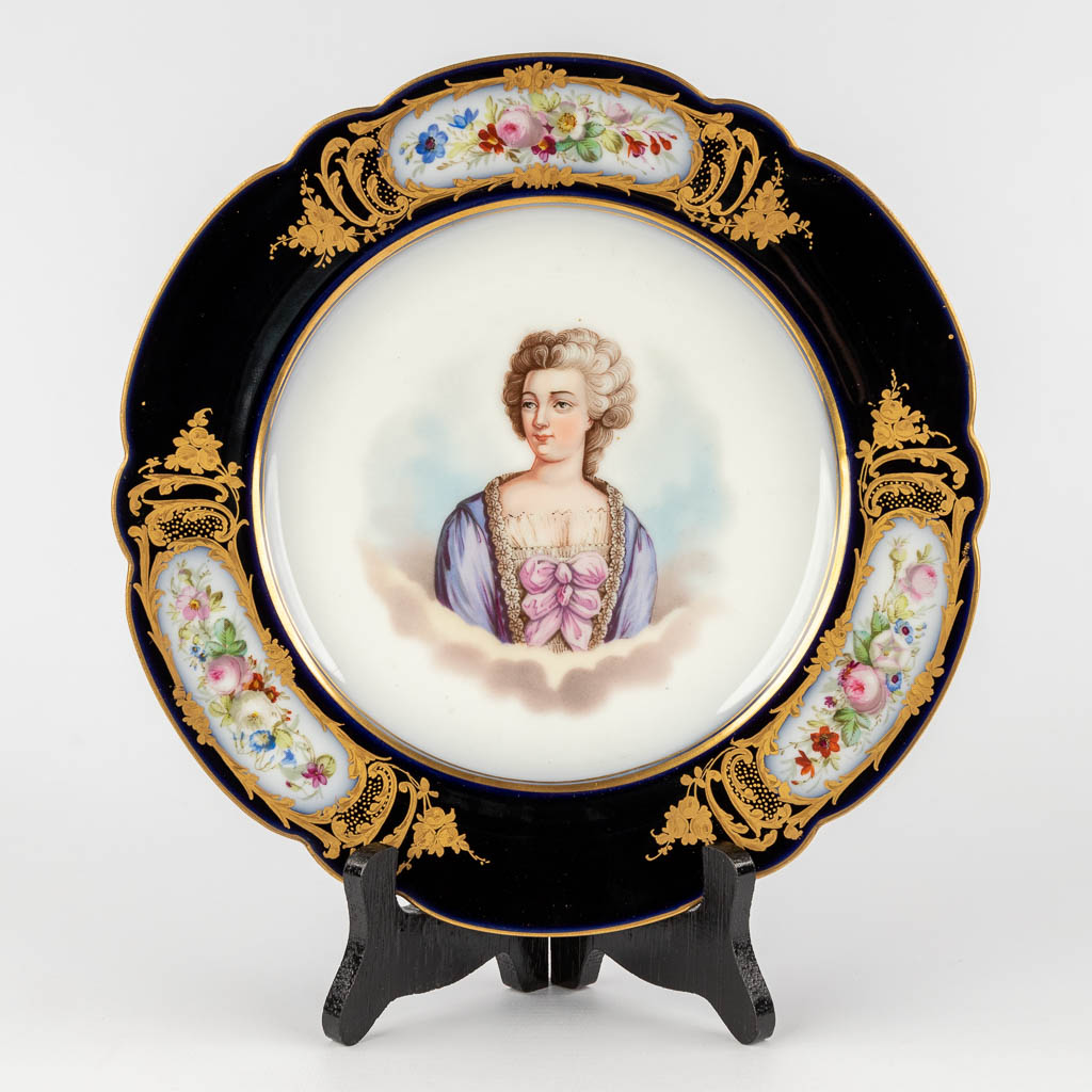 A display plate 'Madame de Pompadour' probably made in the UK. (D:24 cm)