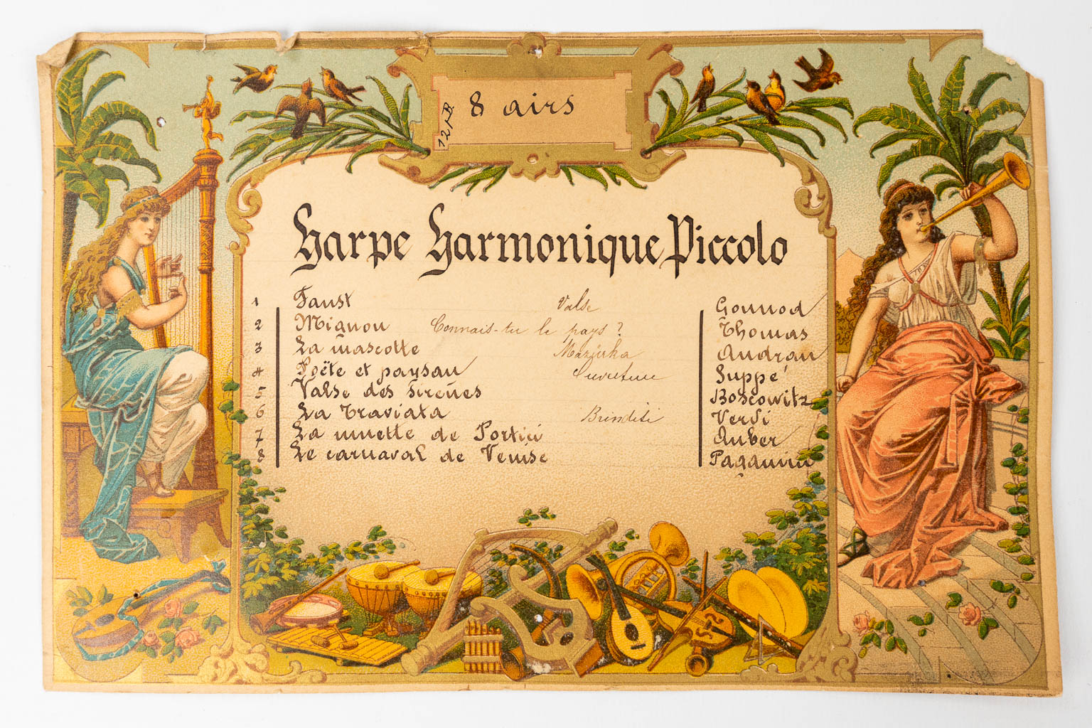 Een antieke muziekdoos 'Harpe Harmonique Piccolo' met rol en 8 verschillende liedjes. (D:25 x W:65 x H:17 cm)