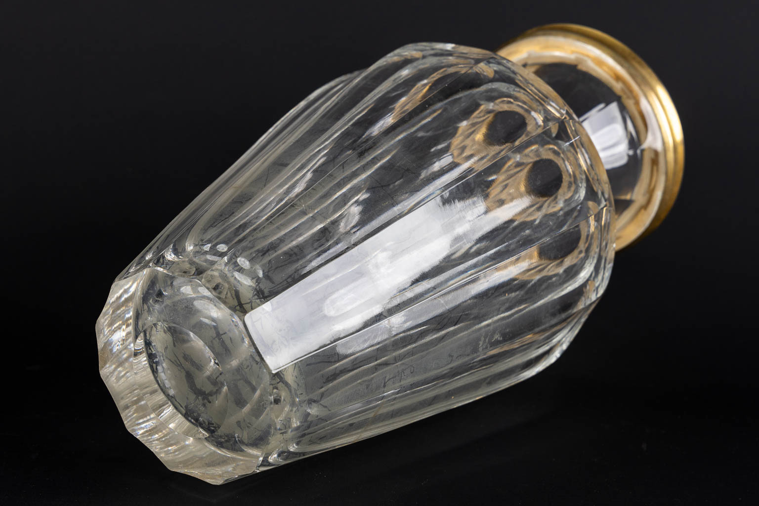 Een vaas, geslepen kristal met een verguld zilveren ring door Wolfers Frères. A835. (H:33 x D:15,5 cm)