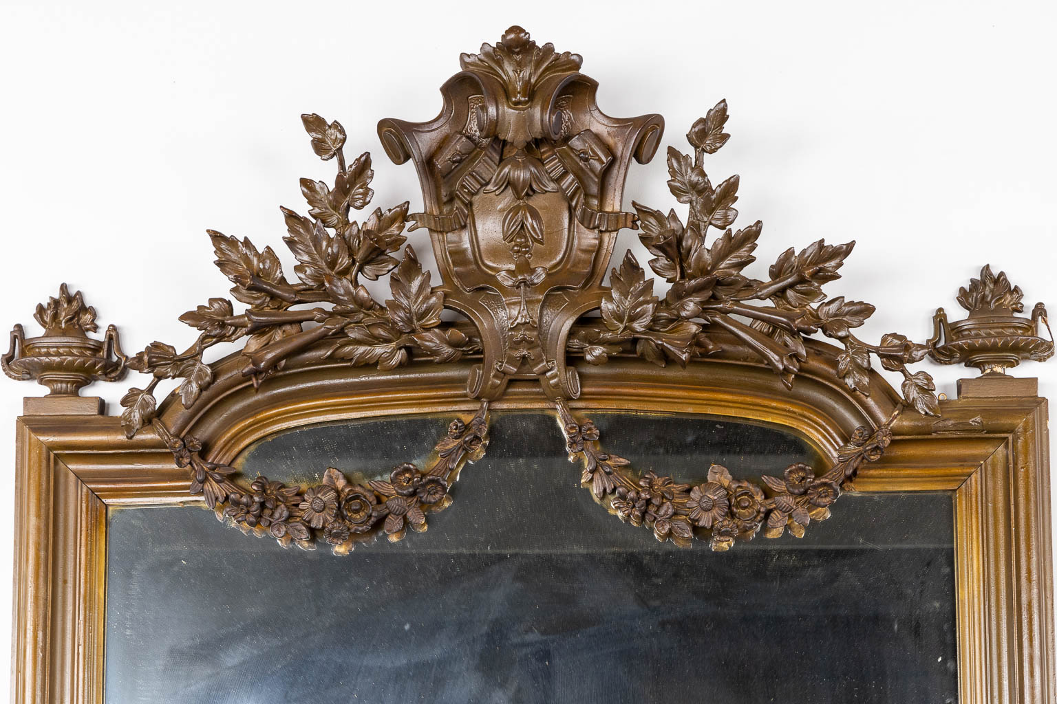 Drie grote spiegels, vergulde stucco in Lodewijk XVI stijl. Circa 1900. (W:118 x H:226 cm)