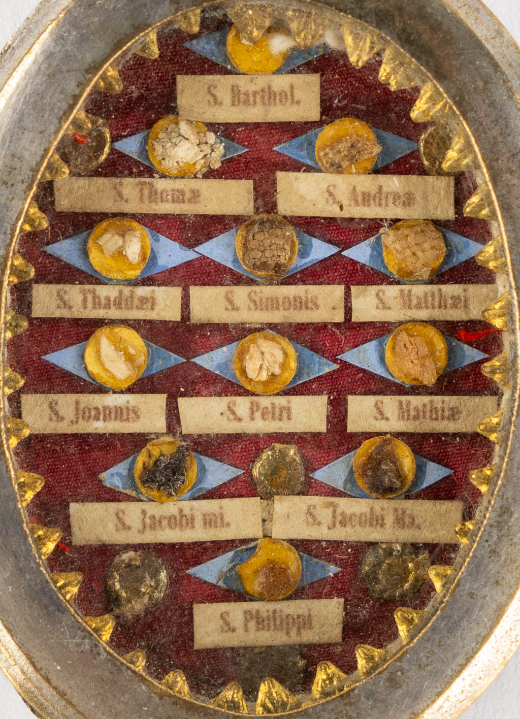 Een verzegelde theca met relikwieën voor de 12 apostelen. (W:4,5 x H:6,5 cm)