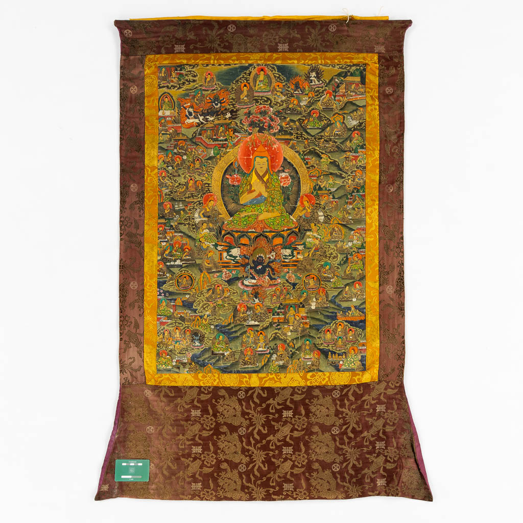 Een Oosterse Thankga, geschilderd op zijde. (W:79 x H:127 cm)