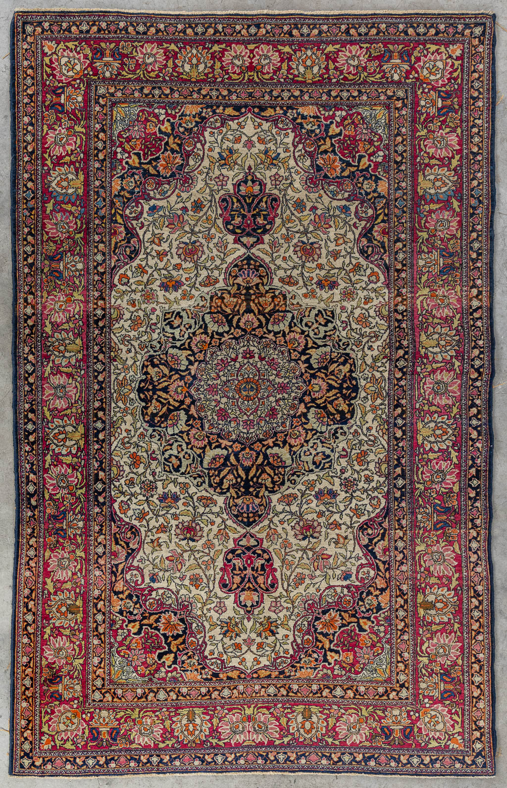 Lot 217 Een Oosters handgeknoopt tapijt, Isfahan. (L:225 x W:145 cm)