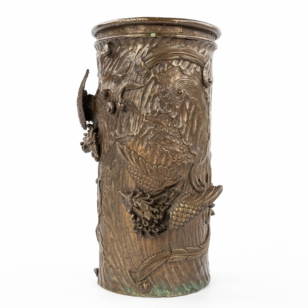 Lot 007 Een borstelpot gemaakt uit brons en versierd met Mythologsiche figuren, kraanvogels en een bonsai boom. (H:25cm)