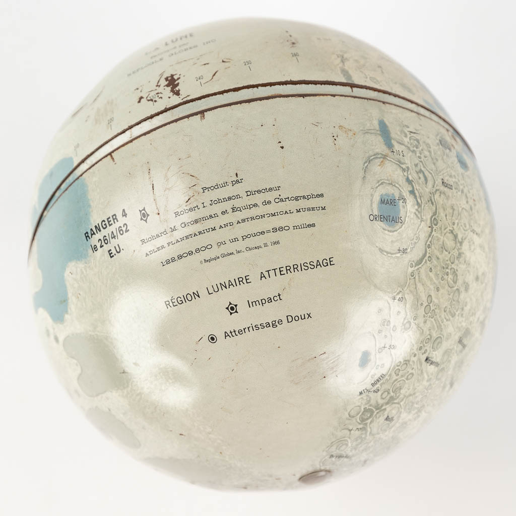 De aarde en de maan, een collectie van 2 globes. circa 1960. (H: 42 x D: 30 cm)