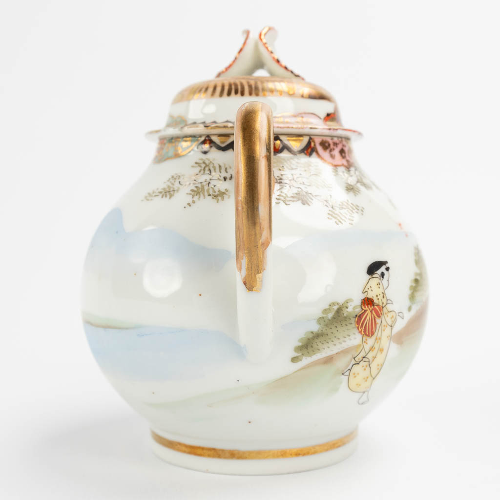 A Japanese Satsuma tea service, polychrome porcelain in a storage box. 20th C. (D:46 x W:57 x H:16 cm)