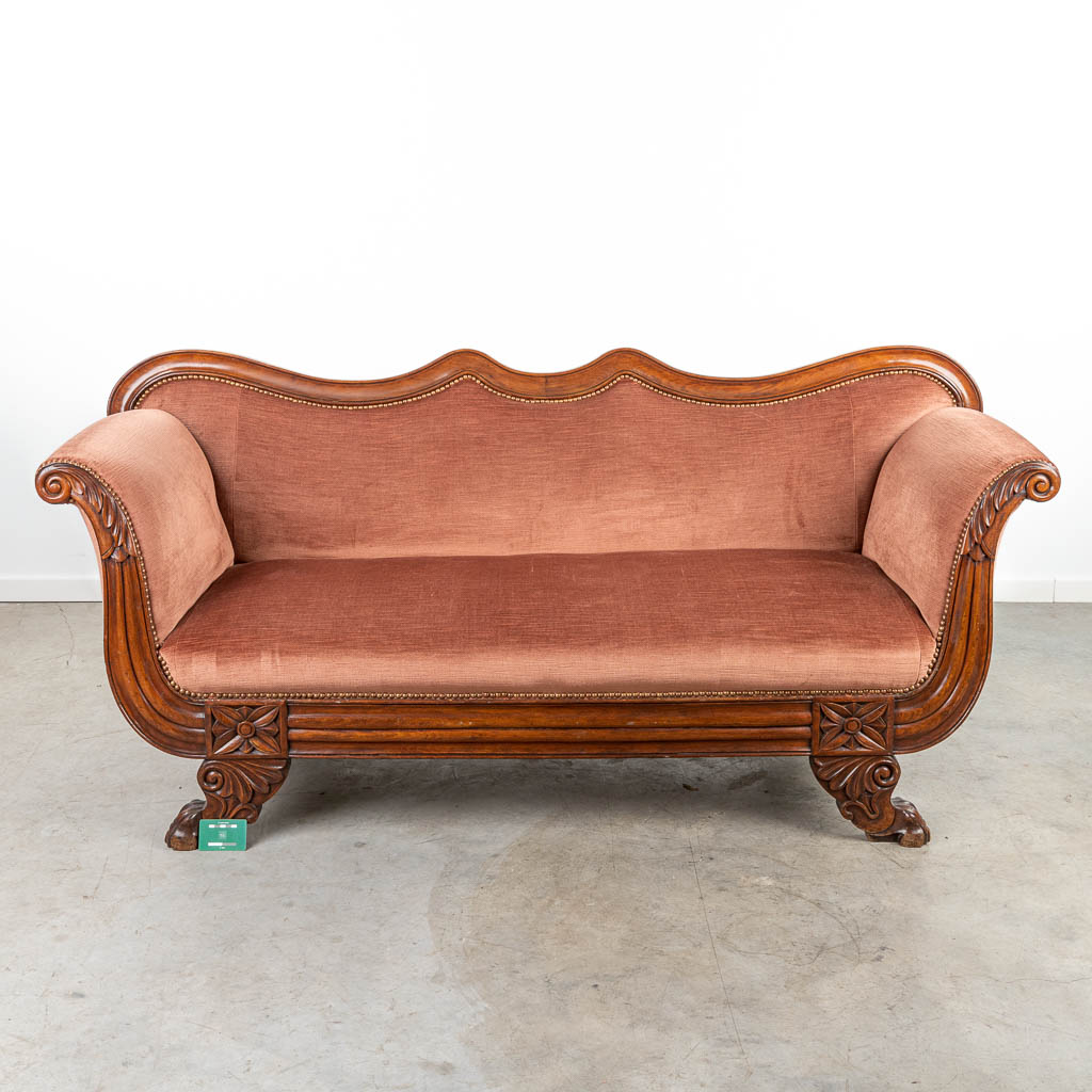 Een zetel afgewerkt met rode stof en gemaakt uit gesculpteerd hout in directoire stijl. (H:83cm)