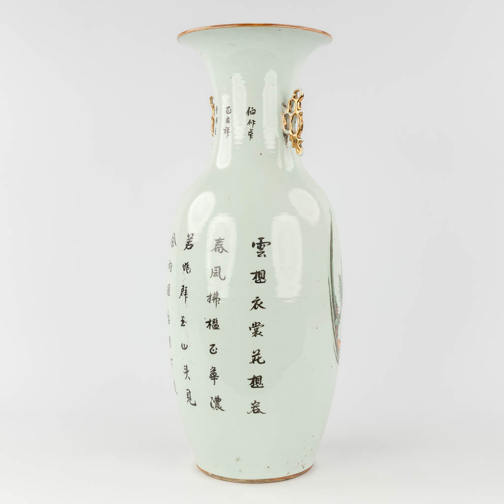Een Chinese vaas met decor van hofdames en kalligrafische teksten. 19de/20ste eeuw. (H: 58 x D: 23 cm)
