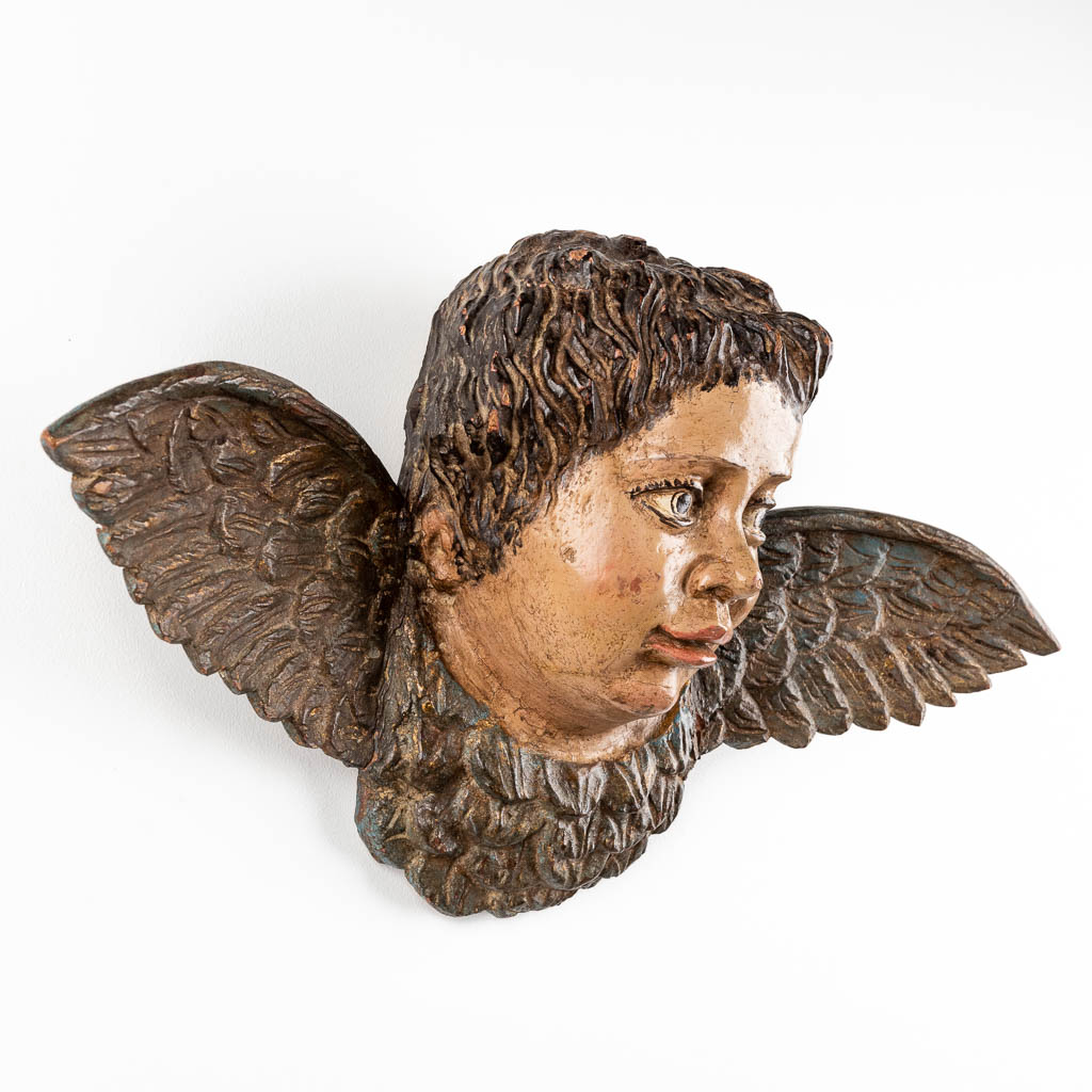 An antique wood sculpture of an angel, polychrome, 18th C. (W:61 x H:34 cm)