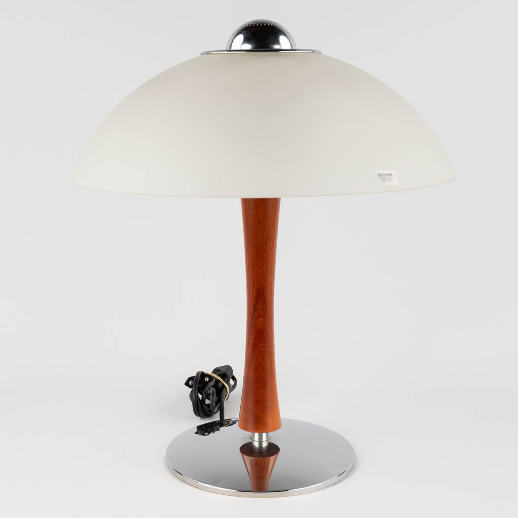 Artemide 'Arcadia' een tafellamp. Glas en hout. 20ste eeuw. (H:43 x D:37 cm)