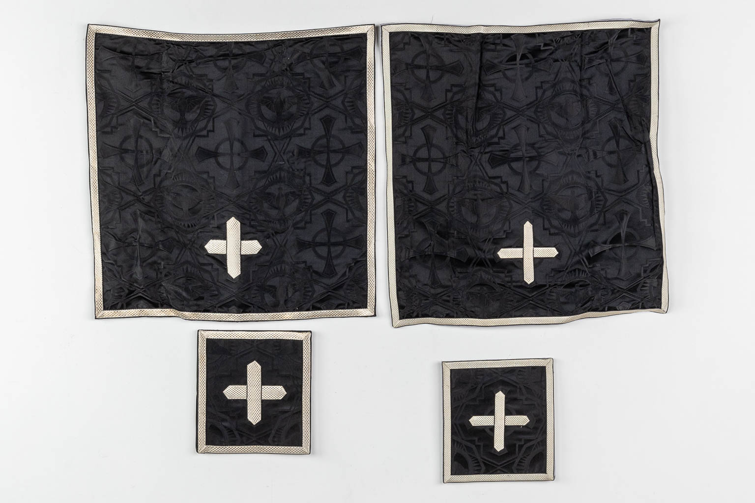 Een set zwarte liturgischegewaden, Romeinse kazuifels, Stola, Manispel en Kelkvelums. 