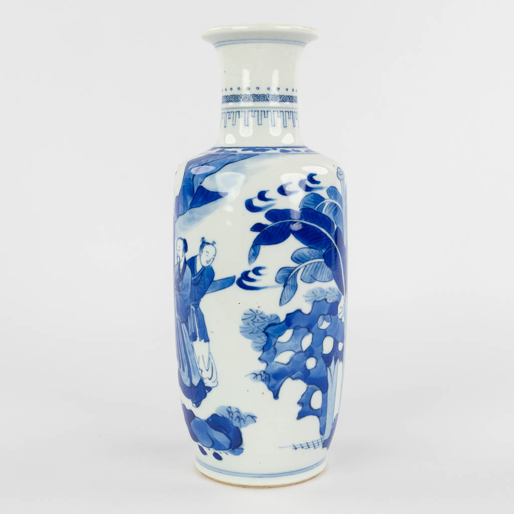 Een Chinese vaas met blauw-wit decor van figuren, Kangxi periode. 18de eeuw. (H:26 x D:10 cm)